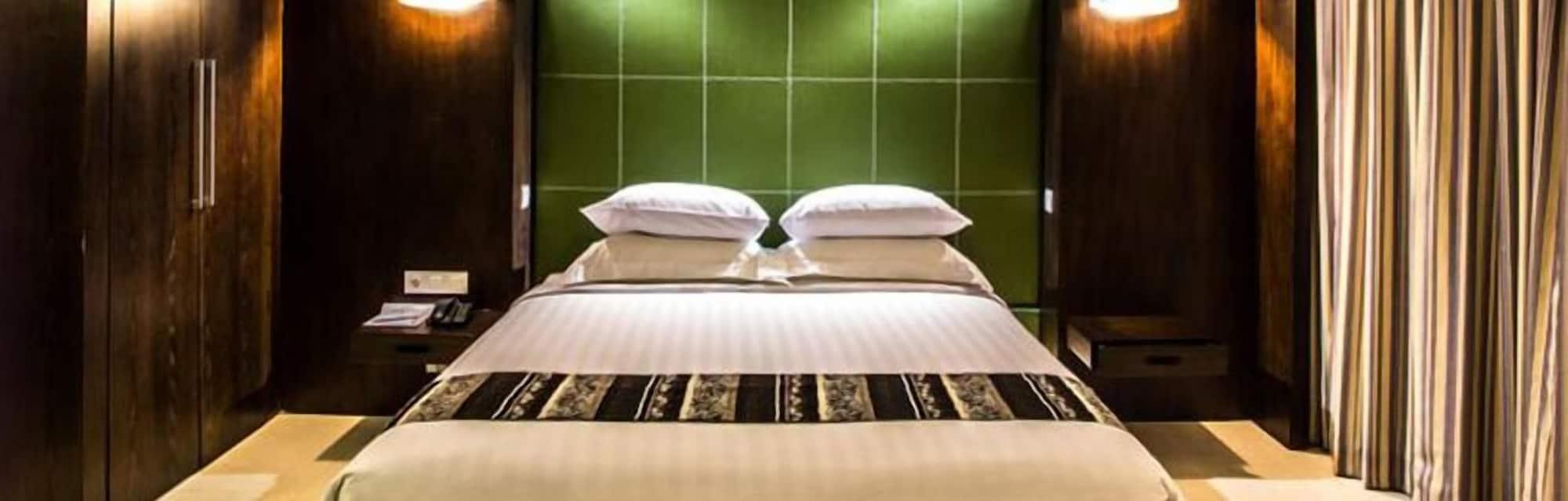 Crown Victoria Hotel Tulungagung Exterior photo