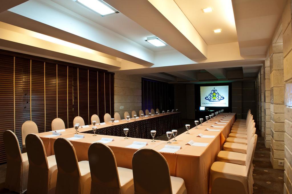 Crown Victoria Hotel Tulungagung Exterior photo