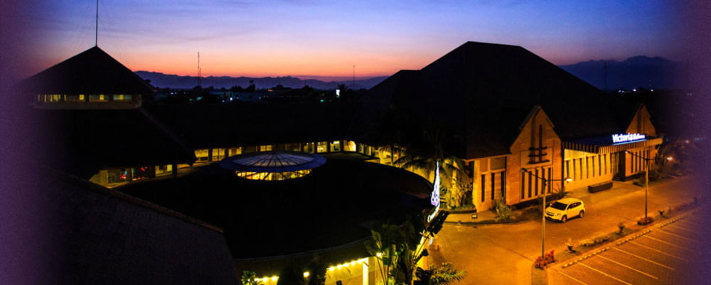Crown Victoria Hotel Tulungagung Exterior photo
