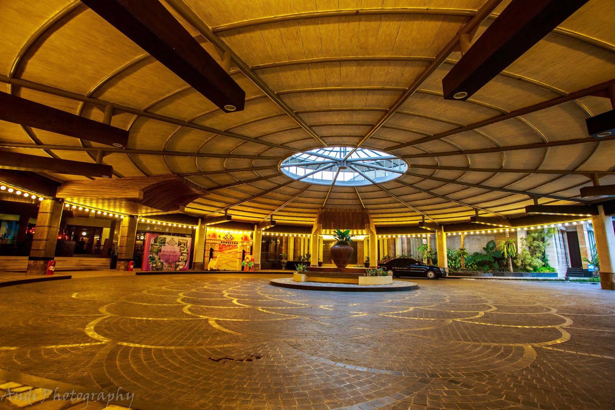 Crown Victoria Hotel Tulungagung Exterior photo